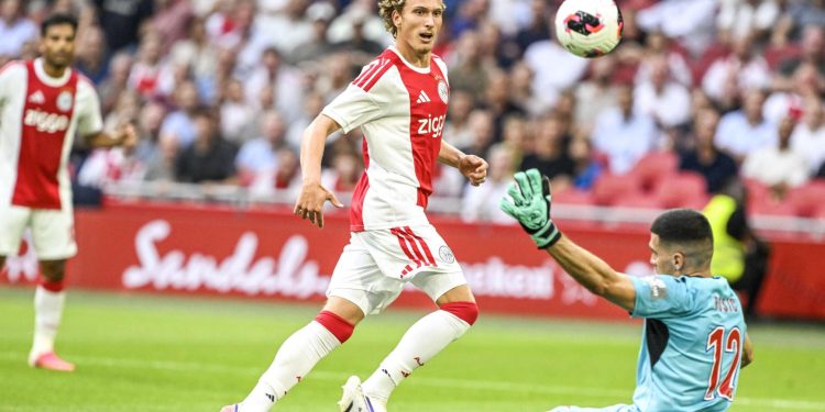 Ajax plaatst zich overtuigend voor volgende ronde Conference League