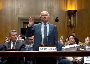 Anthony Fauci Beroept Zich Honderd Keer op Zwijgrecht in Senaat