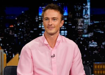 Drew Starkey maakt indruk met subtiel roze Dior-overhemd