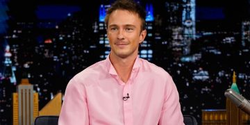 Drew Starkey maakt indruk met subtiel roze Dior-overhemd