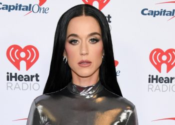 Katy Perry haalt uit naar Witte Huis om leger-video