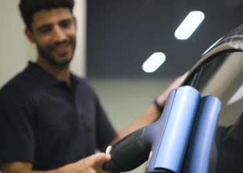 Draagbare autoreiniger wast een hele auto met één waterfles