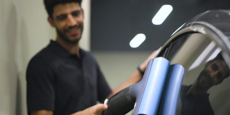 Draagbare autoreiniger wast een hele auto met één waterfles
