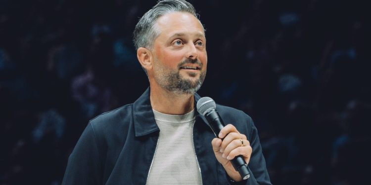 Nate Bargatze vestigt wereldrecord met meer dan twee miljoen tickets