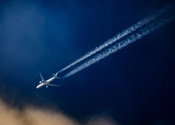 Vliegtuigen boven Atlantische Oceaan omgeleid tegen schadelijke condenssporen