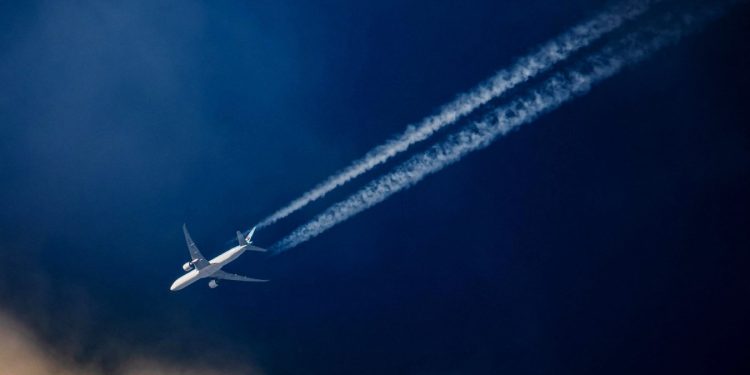 Vliegtuigen boven Atlantische Oceaan omgeleid tegen schadelijke condenssporen